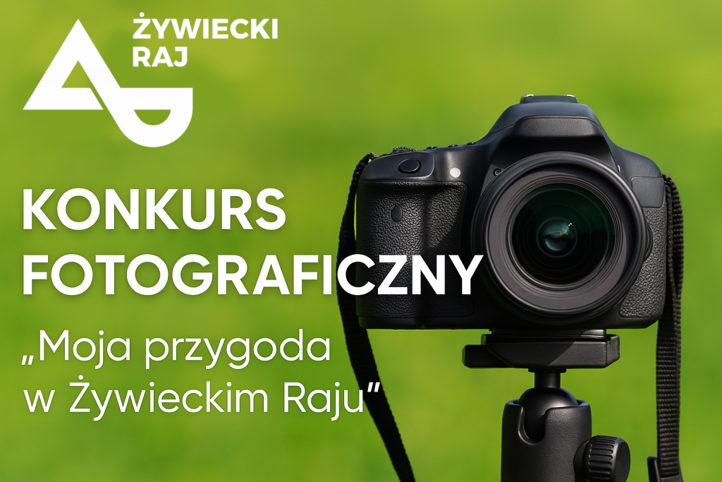Grafika promująca konkurs fotograficzny marki Żywiecki Raj. Po lewej stronie białe napisy: ‘Żywiecki Raj’, ‘KONKURS FOTOGRAFICZNY’, ‘Moja przygoda w Żywieckim Raju’. Po prawej stronie ciemny aparat fotograficzny na statywie, ustawiony na tle zielonego, rozmytego krajobrazu.